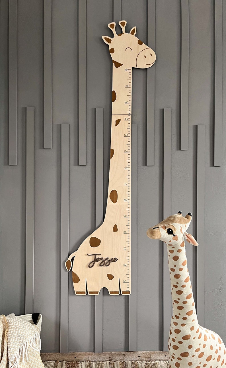 Grafico di crescita della giraffa Grafico di crescita in legno Decorazione della cameretta in legno Grafico di altezza in legno per bambini Grafico di crescita personalizzato Righello personalizzato immagine 1