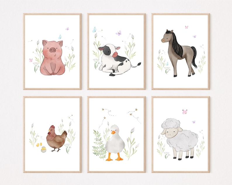 以下が含まれることがあります： 豚、牛、馬、鶏、アヒル、羊の6種類の農場の動物が描かれた、額入りの水彩画プリントのセットです。 各動物は、花や蝶のアクセントを添えて、気まぐれなスタイルで描かれています。 子供部屋に最適です。