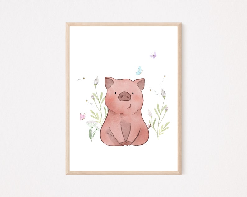 以下が含まれることがあります： 座っているピンクの子豚の水彩イラスト。緑の植物、白い花、蝶に囲まれています。フレームは明るい色の木材で作られています。