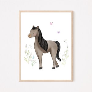 以下が含まれることがあります： 茶色の馬と黒いタテガミと尾が描かれた、額入りの水彩画プリント。 馬は野花と蝶がいる野原に立っています。 このアートワークは、柔らかいパステルカラーで、子供部屋に適した、気まぐれな雰囲気を持っています。