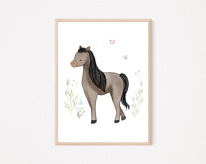 以下が含まれることがあります： 茶色の馬と黒いタテガミと尾が描かれた、額入りの水彩画プリント。 馬は野花と蝶がいる野原に立っています。 このアートワークは、柔らかいパステルカラーで、子供部屋に適した、気まぐれな雰囲気を持っています。