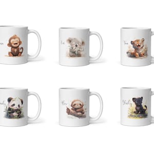 Könnte beinhalten: Sechs weiße Keramikbecher mit verschiedenen Tierillustrationen und aufgedruckten Namen. Die Tiere sind ein Affe, ein Koala, ein Tiger, ein Panda, ein Faultier und ein schwarzer Panther.