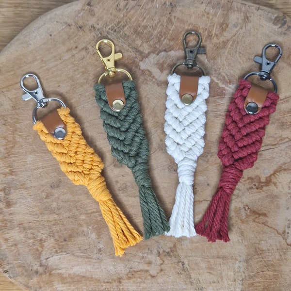 Porte-clés en macramé personnalisable, avec languette cuir et rivet  // Idée cadeaux // BOHO