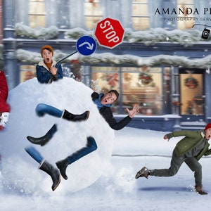 Puede incluir: Un grupo de cuatro personas está atrapado en una bola de nieve, mientras una persona huye. La bola de nieve es grande y blanca, y las personas llevan ropa de invierno. Hay una señal de stop y una señal de calle en el fondo.