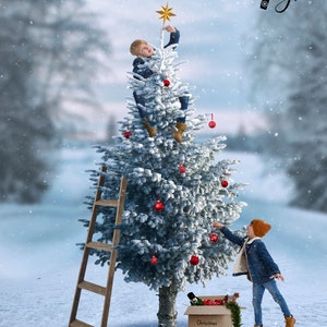 Könnte beinhalten: Zwei Kinder schmücken einen schneebedeckten Weihnachtsbaum mit roten Kugeln und einem goldenen Stern an der Spitze. Eine Holzleiter lehnt an dem Baum und eine Kiste mit der Aufschrift "Weihnachtsdekoration" steht auf dem Boden.