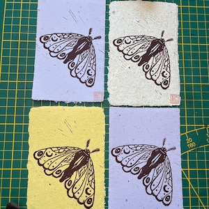 Falena | mini stampa linoleografica su carta fatta a mano | Trasformazione | Mistico | Decorazione | bei colori | Regalo per la fidanzata | Animale di potere