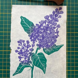 Lilla viola | stampa linoleografica A5 su carta Lokta fatta a mano | Primavera | Decorazione | Regalo per la fidanzata | murale floreale | bordo frastagliato