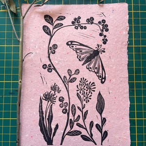 Falena con bacche | stampa linoleografica A5 su carta fatta a mano | Mistico | Decorazione | Regalo per la fidanzata | murale giocoso