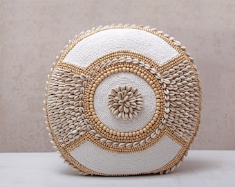 Funda de almohada blanca bordada, cojín de algodón con conchas de kauri, decoración costera hecha a mano.