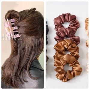 K&ouml;nnte beinhalten: Ein zweiteiliges Bild mit Haaraccessoires. Links h&auml;lt eine hellrosa und wei&szlig; marmorierte Haarspange dunkles braunes Haar. Rechts werden mehrere Seiden-Haargummis in Braun- und Goldt&ouml;nen gezeigt.