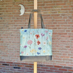 Große Wildblumen-Einkaufstasche mit langen Riemen und Innentaschen für Ihre Artikel, gefütterte Umhängetasche, umweltfreundliche Lebensmittel-Einkaufstasche