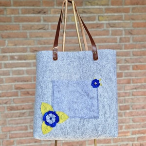 Bolsa de feltro de lã: bolsa de compras cinza feita à mão com alças de couro