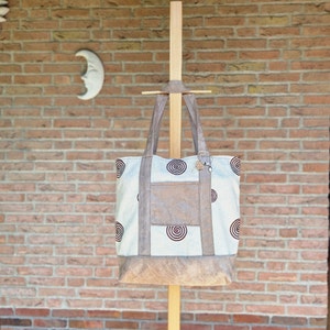 Grand sac fourre-tout pour le travail, un ordinateur portable, un sac de shopping d'aliments écologiques, un sac d'école, un sac de marché, un sac de week-end, un sac de serviette de plage, un sac de voyage, un tissu brodé