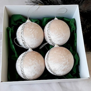 Weihnachtsschmuck Handgemachte Samtkugeln Ecru Farbe Samtkugeln Hausbaum Dekor Weihnachtsschmuck Weihnachtskollektion Weihnachtsbaumschmuck