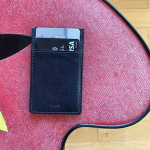 Blauer Leder-Cardholder.  Personalisierter Cardholder.  EC-Kartenhalter. Credit-Card-holder. Blue Cardholder