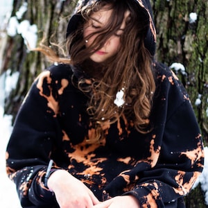 Wattestämme Tie Dye, 25% recyceltes Polyester, Färbung mit Bleichmittel, Schwarz und Rost, Größen für Erwachsene und Kinder