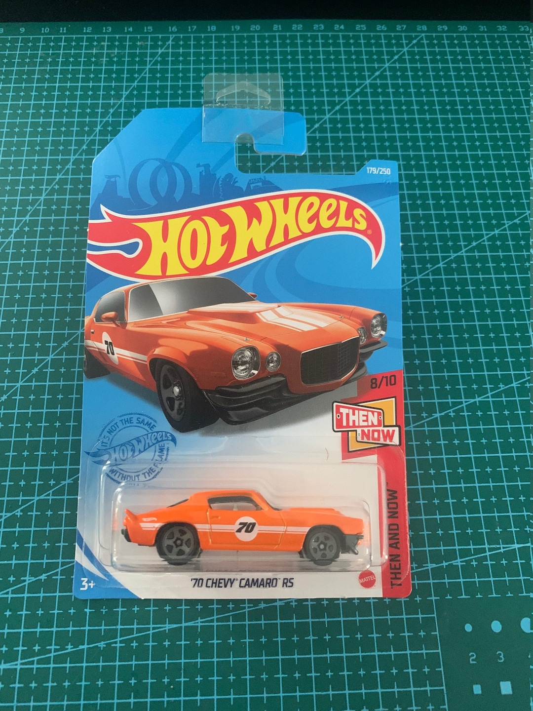 ホットウィール 1970 シボレー カマロ RS - オレンジと白のストライプ