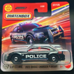 Matchbox 2023 Dodge Ladegerät Verfolgung-Polizei-Auto-Schwarz Mit Roten Fenstern-Kurze Karte-Schwer zu Finden Sammler Miniatur Modell 1/64