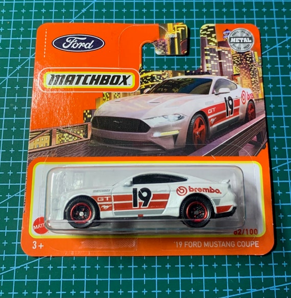 Matchbox 2019 Ford Mustang GT Coupe-red and White-short Card -hard