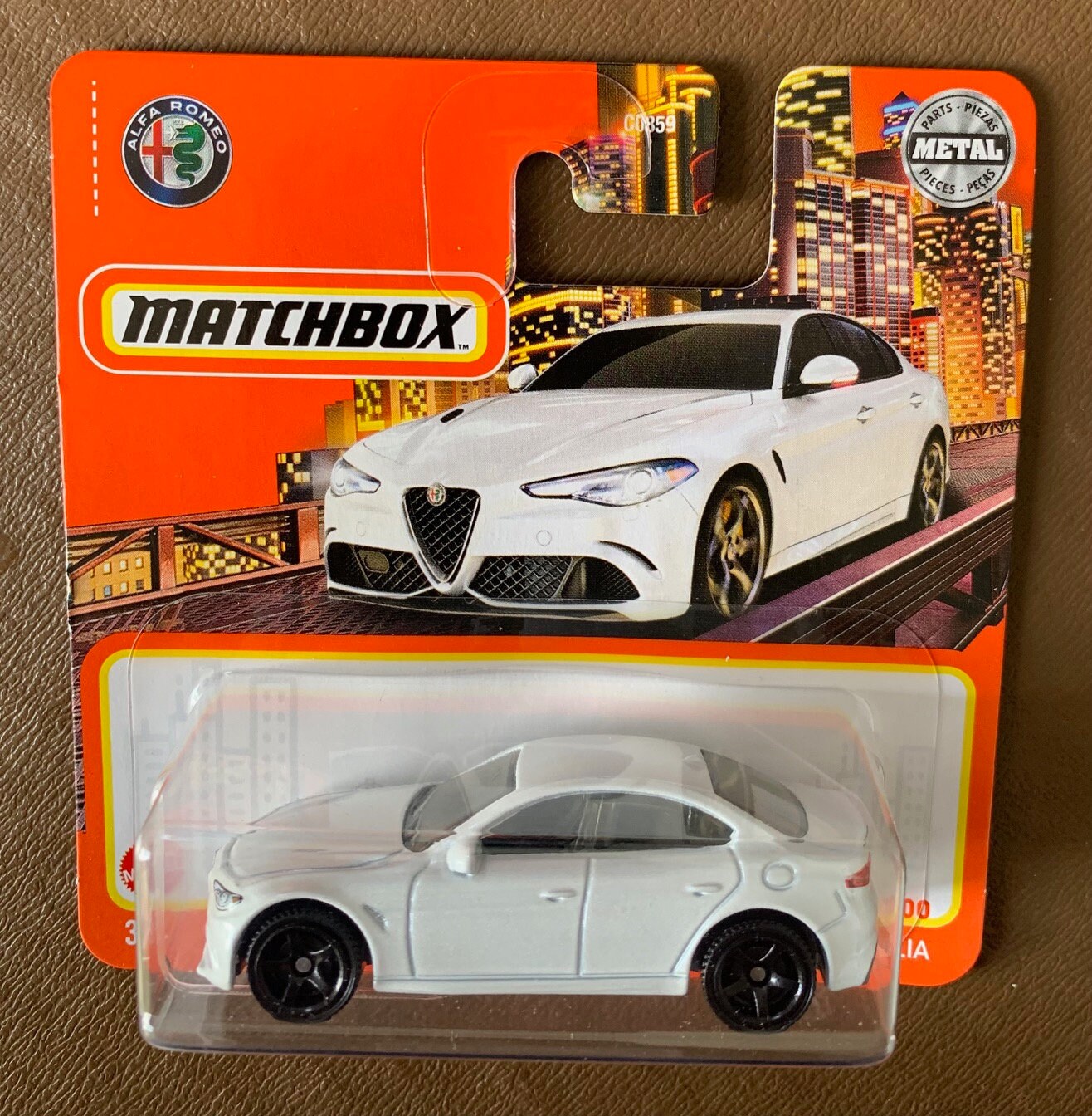 マッチボックス 2016 アルファロメオ ジュリア - ホワイト、ブラック