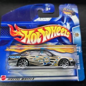 Hot Wheels- Polizei Holden Commodore-Matt Schwarz Mit Gold Flammen-2003 Kurze Karte-Schwer, Sammler Miniatur Modell 1/64 zu Finden