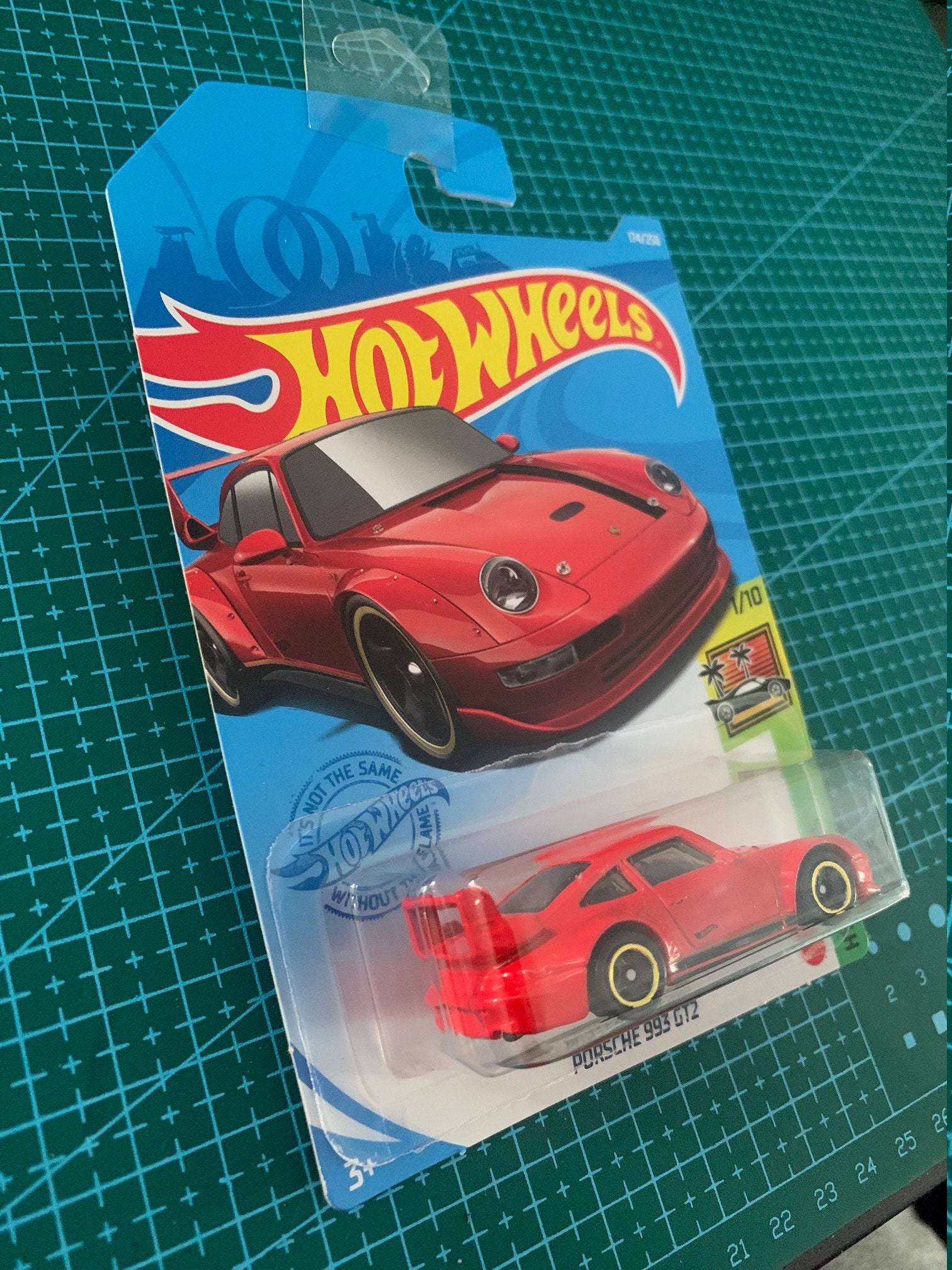 ホットウィール ポルシェ 993 GT2 - レッドとブラックのストライプ