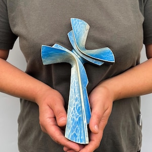 Holzkreuz Wandkunst, kleine geschnitzte Kreuze, handgefertigtes Kruzifix, christliche Geschenke für Kinder, Klassenzimmerdekor, einzigartiges Geschenk für die Holzkirche