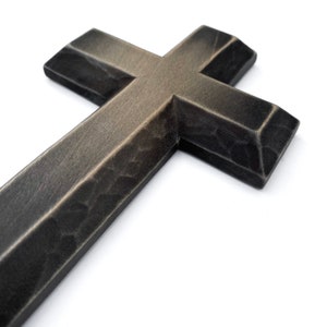 Geschnitzte Holzkreuzwand, kleine und große dekorative primitive Kreuze, Kruzifixwand katholischer rustikaler Stil, schwarzes Kreuz