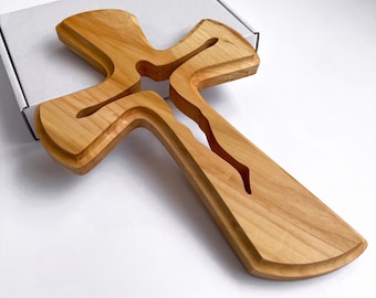 Croix murale en bois, crucifix sculpté à la main suspendu, grande croix d'art primitif, croix pour décoration d'église