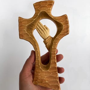 Handgeschnitztes Holzkreuz groß, handgemachtes einzigartiges Kruzifix rustikaler Stil, primitive Holzkreuzkunst, Dekor für Gebetsraum, religiöses Geschenk