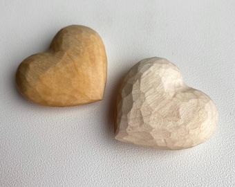 Hölzernes unvollendetes großes oder kleines 3D-Herz, bereit zum Bemalen, rustikales geschnitztes Dekor, Valentinstag-Handwerk, klobige Herz-Wandkunst, Liebes-Thema