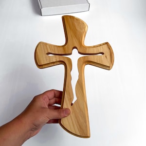 Holzkreuz Wanddekor, rustikales Kruzifix groß, katholisches hängendes Kreuz primitiv, Kreuz Kunst Ehemann Geschenk, Kreuz für Haustür, Jesus Kreuz