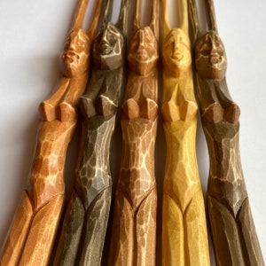 Holzrückenkratzer, Massage, Holzschulter, geschnitztes Wandgesicht, Holzgeschenk für ihn, lustiges Wohndekor