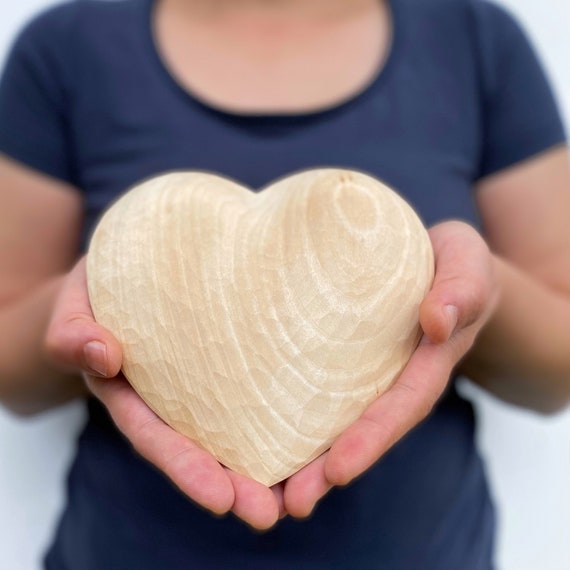 Decorazione a cuore grande, cuore intagliato, cuore rosso in legno, forma a  cuore in legno, ornamento a cuore in legno, cuori in legno di San Valentino  -  Italia