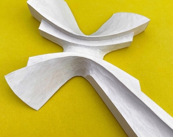 Peut inclure: Croix en bois blanc avec un design abstrait unique. La croix est faite d'une seule pièce de bois et a une finition lisse et polie.