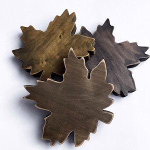 Hölzernes Blatt-Regalhocker, rustikale Blätter ausgeschnitten, klobiger Blatt-Drei-Kragen, freistehendes Ahornblatt, Handwerksblatt für Haustür