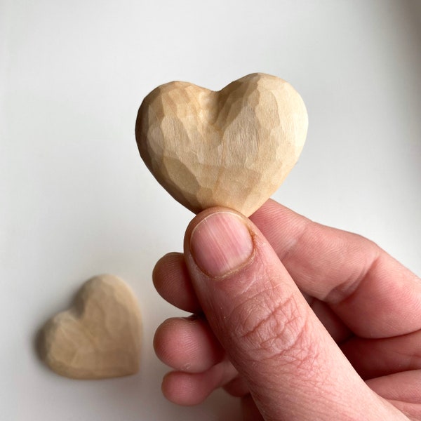 Petits coeurs en bois, décoration de coeurs sculptés, coeur blanc en bois, ornement coeur en bois, charges de coeur, coeur en bois Saint-Valentin