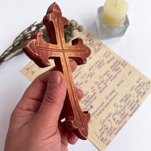 Kleines geschnitztes Holzkreuz, Massivholzkreuz Wohnkultur, hängendes Kreuz Christus Geschenk Wandkunst, einzigartiges katholisches Kruzifix, rustikale Kreuzwand