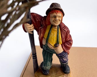 Rustikale Trinker Holzfigur, handgeschnitzte Volkskunst, humorvolle Sammlerstatue, einzigartige Holzdekoration