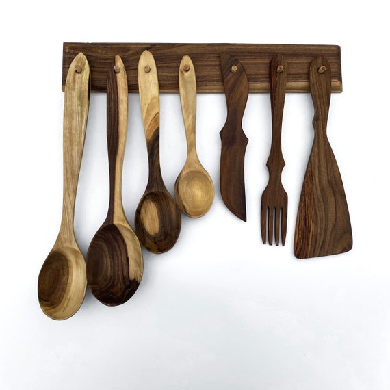 Varias Cucharas De Cocina, Cucharas Y Tenedores, Tablas Y Platos Están  Hechos De Madera. Fotos, retratos, imágenes y fotografía de archivo libres  de derecho. Image 91435705