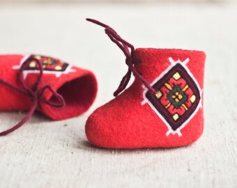 Felt boots. Red infant shoes with ukrainian ornaments. Felted wool slippers.