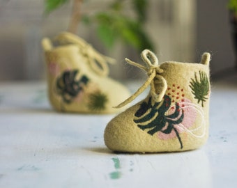 Olive green felt boots with monstera leaves. Boho infant shoes wint floral decor. Warm baby booties with bootlaces TO ORDER