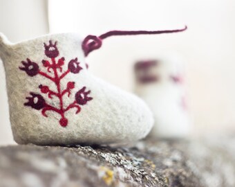 Felt baby booties, White infant shoes with ukrainian ornaments, Felted wool slippers