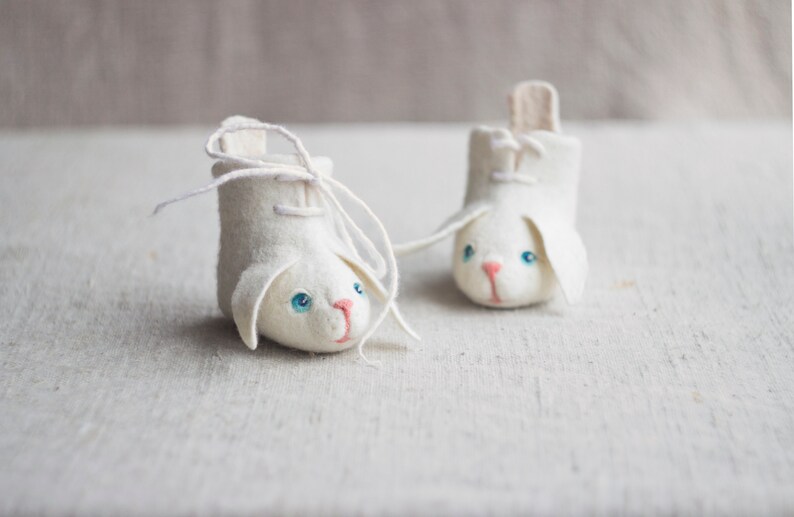 White bunny felt boots for baby, Rabbits baby shoes with lace, Boiled wool baby booties image 3