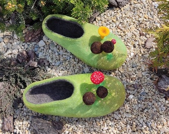 Mens slippers. Green felted wool slippers with mushrooms and flowers. Mushroom hunter's gift TO ORDER