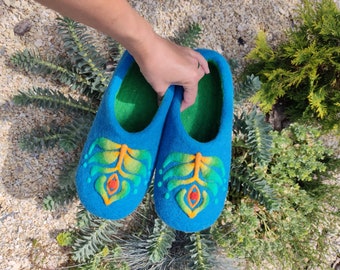 Woman slippers with needle felted decor. 60th birthday gift. Warm wool slippers handmade. TO ORDER!!