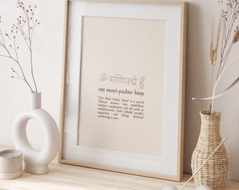 Op de afbeelding: Een ingelijst afdruk met een beige achtergrond en een lichtbruin houten frame. De afdruk toont een Sanskriet mantra, "om mani-padme hum", in bruine tekst. De tekst is omgeven door een decoratieve rand. Onder het mantra staat een beschrijving van het mantra in het Engels.
