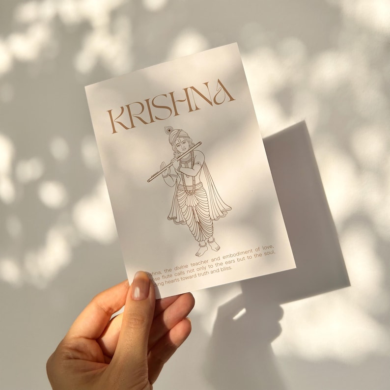 Op de afbeelding: Een witte kaart met het woord "KRISHNA" in bruine tekst bovenaan. Een bruine lijntekening van Krishna die fluit speelt bevindt zich in het midden van de kaart. De tekst onder de afbeelding luidt: "Krishna, de goddelijke leraar en belichaming van liefde, wiens fluit niet alleen de oren aanspreekt, maar ook de ziel, die harten naar waarheid en geluk leidt."