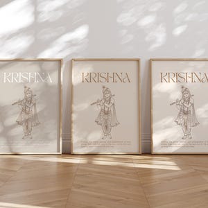 Op de afbeelding: Drie ingelijste prints met een beige achtergrond en een bruine rand. Elke print toont een lijntekening van Krishna die fluit speelt. De tekst "KRISHNA" is in een serif-lettertype bovenaan elke print gedrukt.
