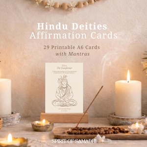 Könnte beinhalten: Hinduistische Gottheiten Affirmationskarten. Das Bild zeigt eine Karte mit einer Zeichnung von Shiva, dem Transformator, und dem Text "om namah shiva". Die Karte wird auf einem Holzständer mit Kerzen und Räucherstäbchen präsentiert.